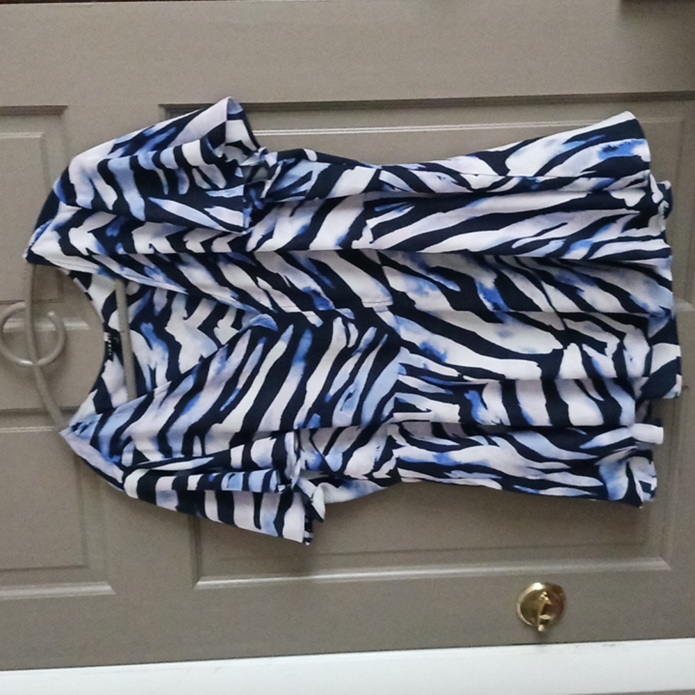 Short sleeve light weight top
